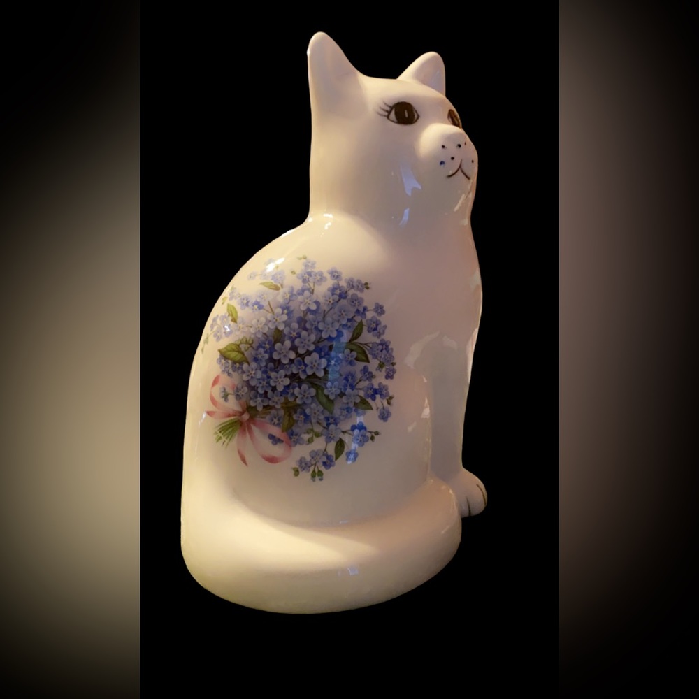 Vtg Ceramic Cat With Blue Flower Accent.